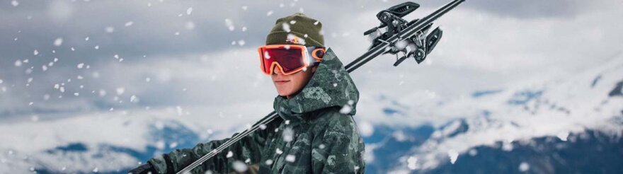 mand med ski og skibriller 