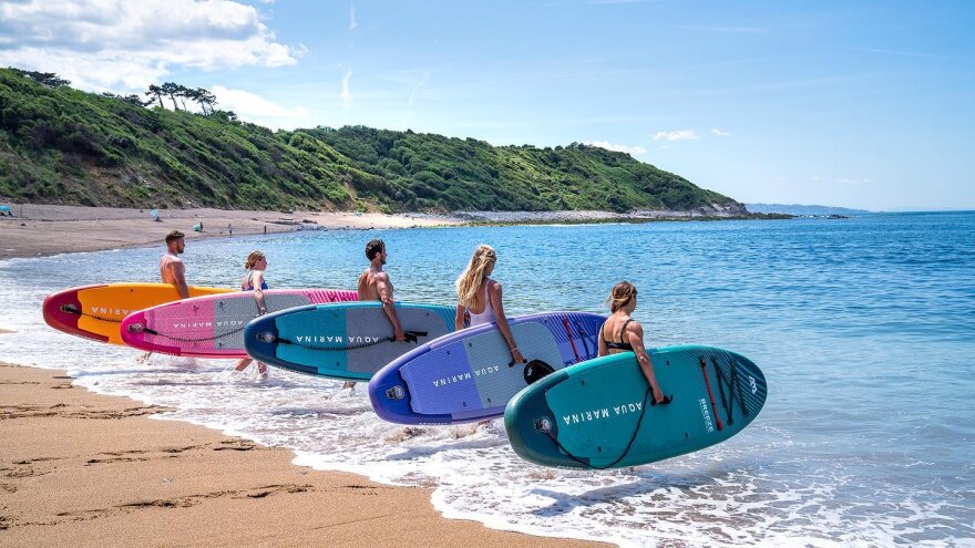 5 forskellige oppustelige SUP boards på vej i vandet