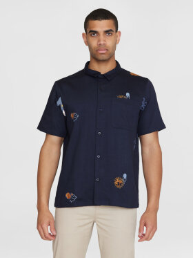 KnowledgeCotton Apparel - Men's Box Fit Short Sleeve Shirt with Embroidery - Herre - Night Sky